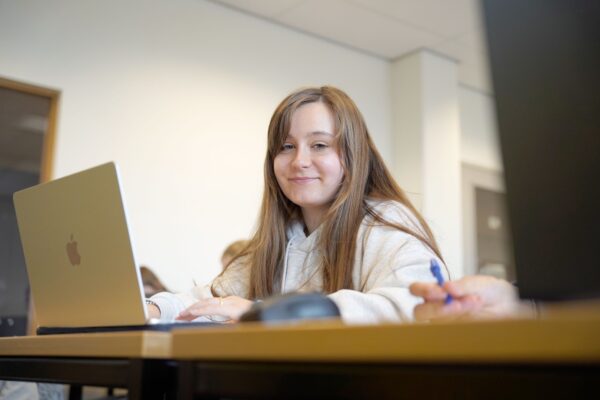 Student achter laptop