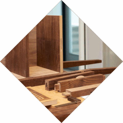 Inzoom op notenhouten kastje wat nog in elkaar gezet moet worden