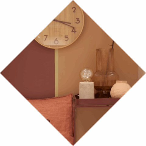 Etalage met veel roze en een houten klok