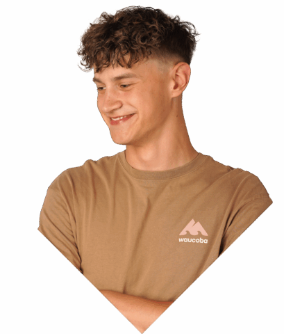 Student Meubelmaker kijkt naar werkstuk