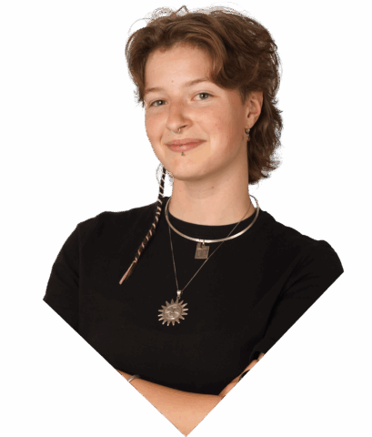 Student kijkt lachend in de camera