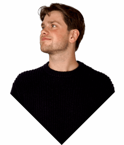 Student kijkt naar werkstukken