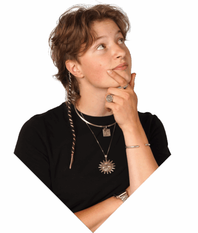 Student kijkt naar werkstukken