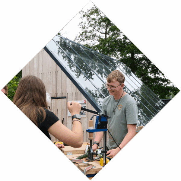 Een bezoeker die een activiteit doet