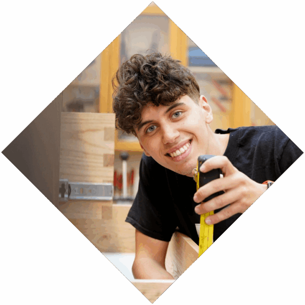 Student kijkt lachend in camera