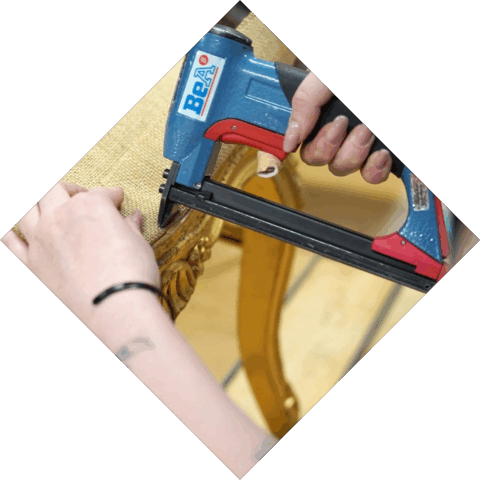 Student is met een tacker aan het werk