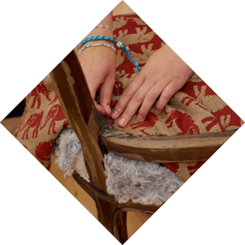 Student is aan het priegelen om stof vast te maken bij een moeilijk hoekje