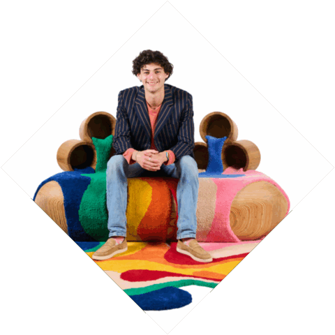 Student zit op kleurrijke bank van hout en tapijt
