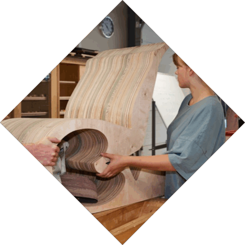 Student tilt stoel op met bijzonder vormen