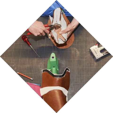 Student is bezig met een tang om schoenen te maken