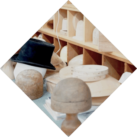 Diverse houten mallen voor het maken van hoeden