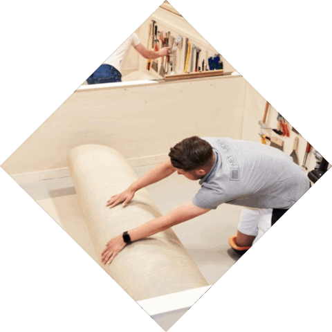 Student rolt een stuk vloerbedekking uit