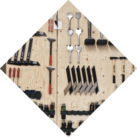 Een close-up van verschillende gereedschappen die gebruikt worden bij de opleiding interieurvakman