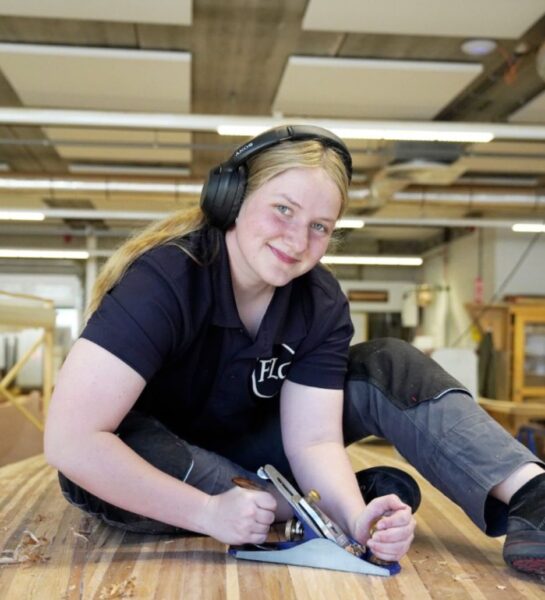 Student is hout aan het schaven