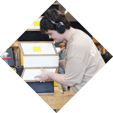 Student is aan het werk aan zijn meubel