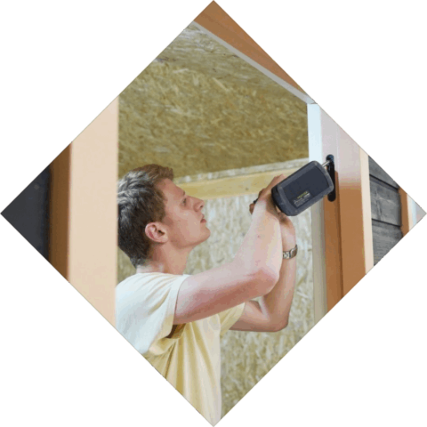 Student heeft schroeftol in hand en schroeft een deuronderdeel vast in het kozijn