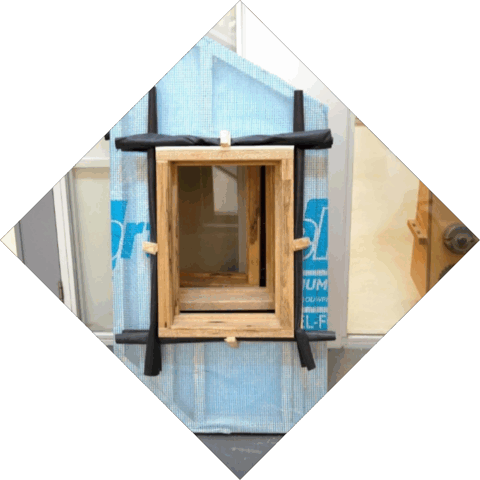 Een kozijn is gemaakt een stuk houtskeletbouw