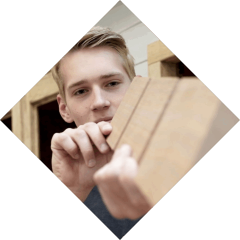 Student controleert een stuk hout