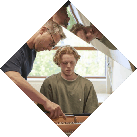 Student pianotechniek krijgt uitleg van docent bij het stemmen van piano