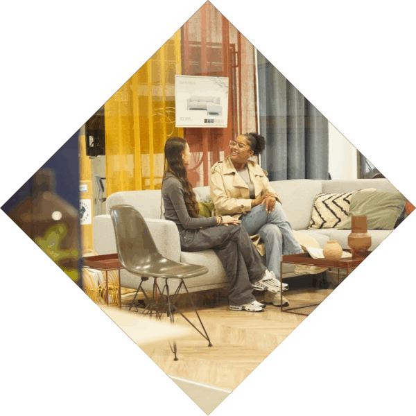 2 studenten zitten op een bank in de woonwinkel van het HMC