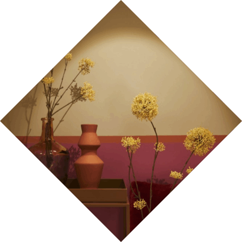 Detailbeeld van bloemen voor een gekleurde wand