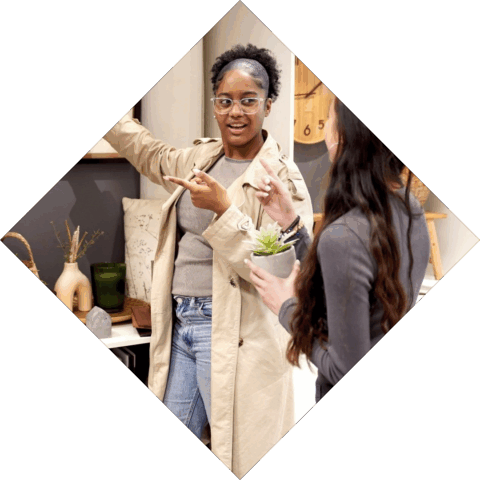 2 studenten zijn met elkaar aan het overleggen bij het indelen van een etalage