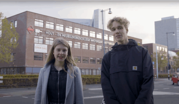 Shot uit video: twee rondleiders die zich voorstellen