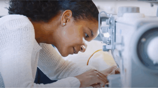 Shot uit video: student die aan het naaien is