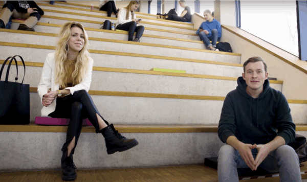 Shot uit video: twee rondleiders die de video afsluiten