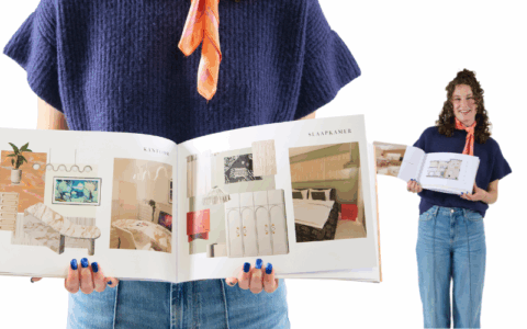 Examenstudent interieur exposeert met werkstuk