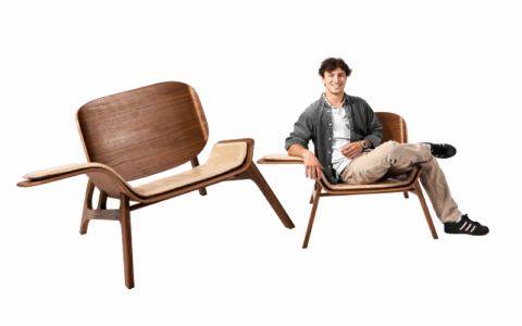 Examenstudent meubel exposeert met werkstuk